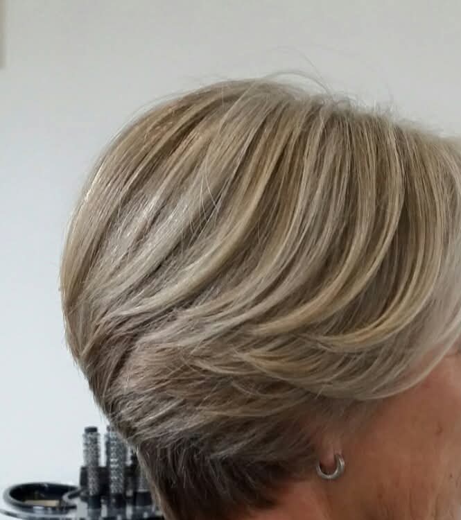 Detail van de laagjes in een kort blond kapsel