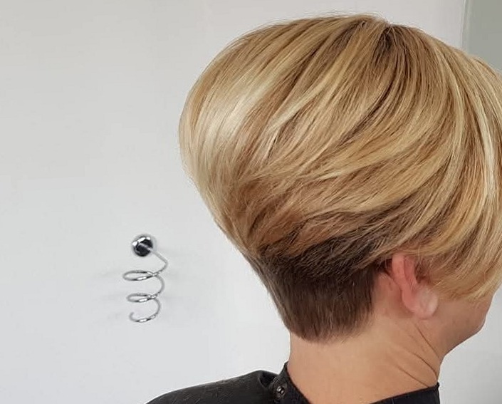 Kort blond kapsel van achteren, met een korte nekpartij